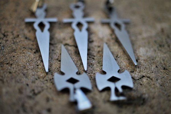 Collier avec croix pour homme : style et symbolisme moderne